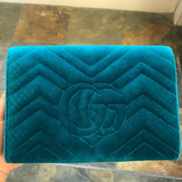 Authentic Gucci Velvet Crossbody Bag with Gold Chain - Picture 4 of 8